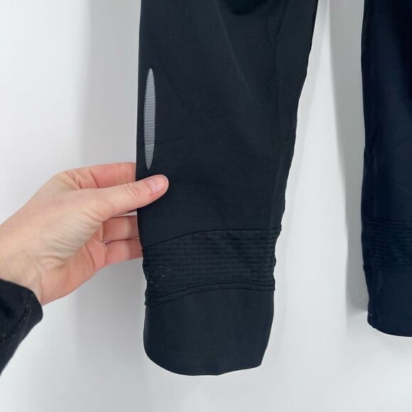 Under Armour Running Capris Small
Reflective mesh womens crop - Picture 10 of 15